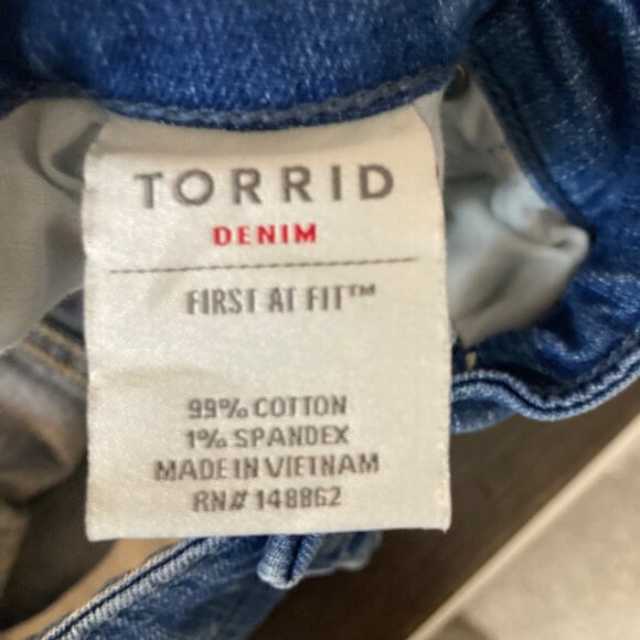 Womens Torrid Distressed Denim Shorts Stretch ButtonFly Blue 20 - Picture 8 of 9